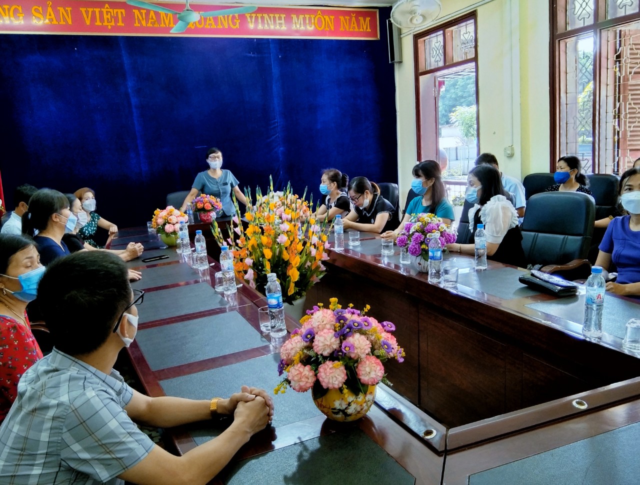 Phòng GD & ĐT đến chúc mừng và tặng quà nhà trường